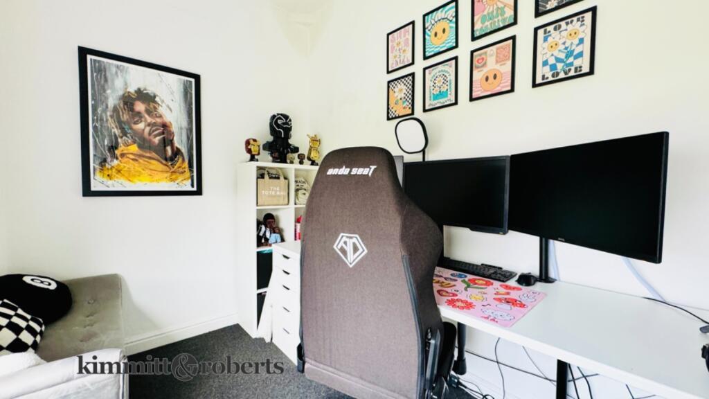 3 Bedroom House - Mid Terrace