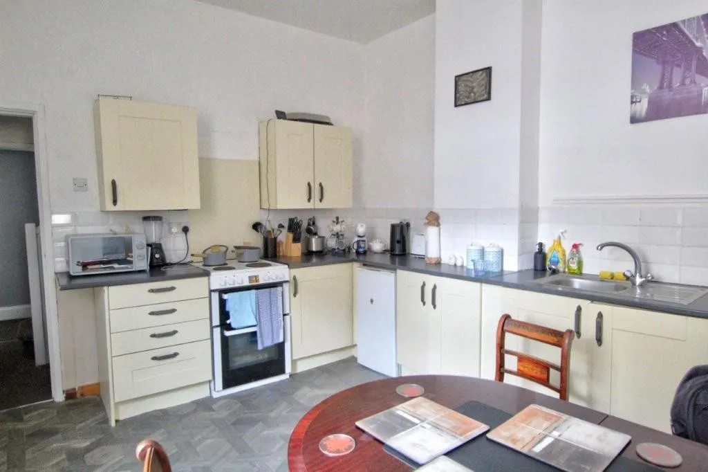 2 Bedroom Shop with Living Accommodation