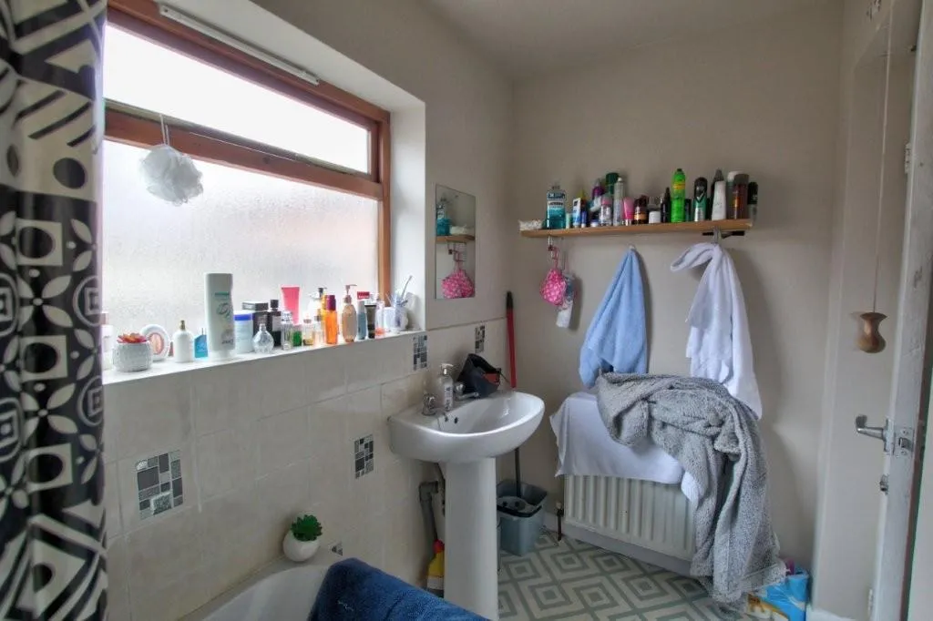 2 Bedroom Shop with Living Accommodation