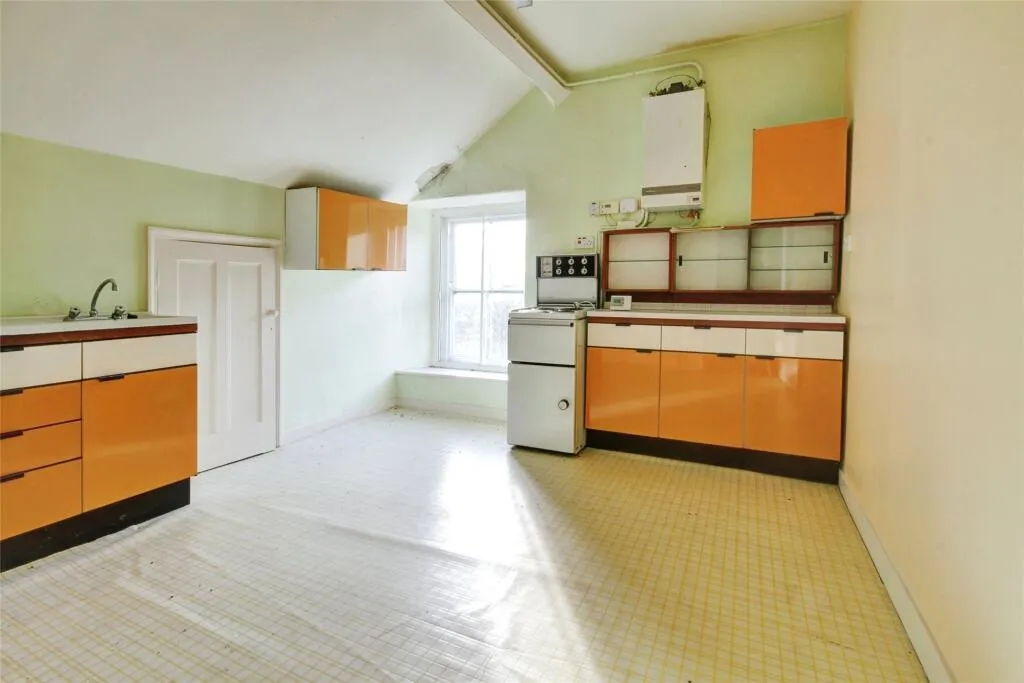 5 Bedroom House - Semi-Detached