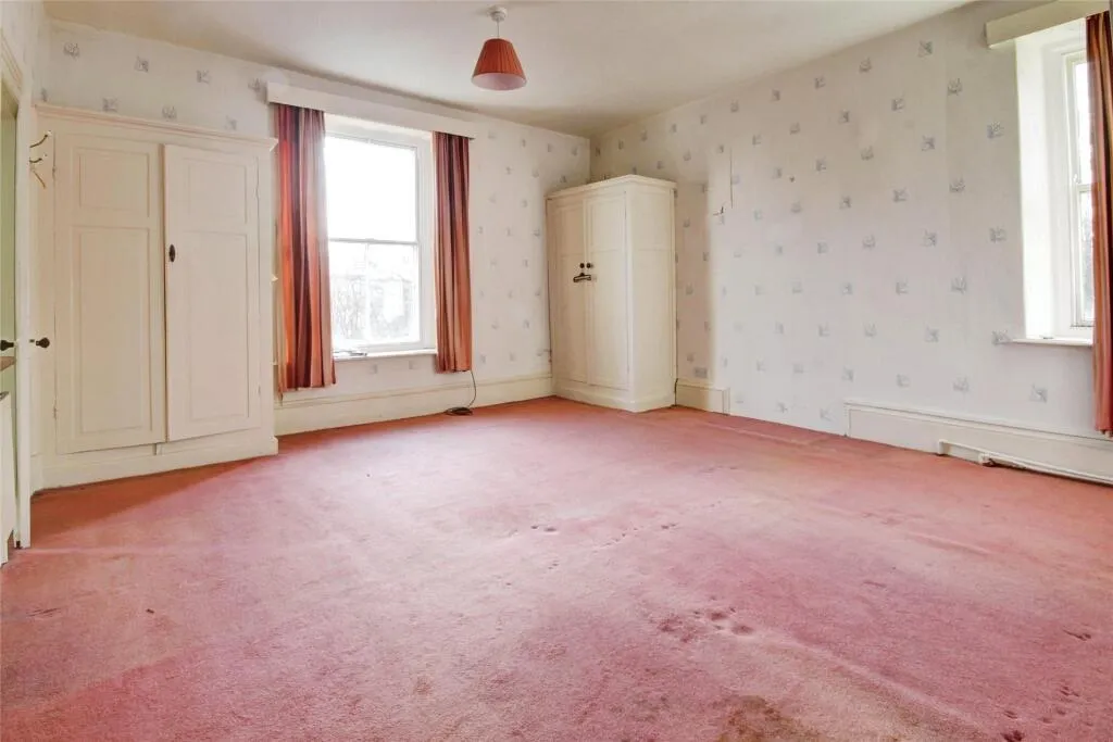 5 Bedroom House - Semi-Detached