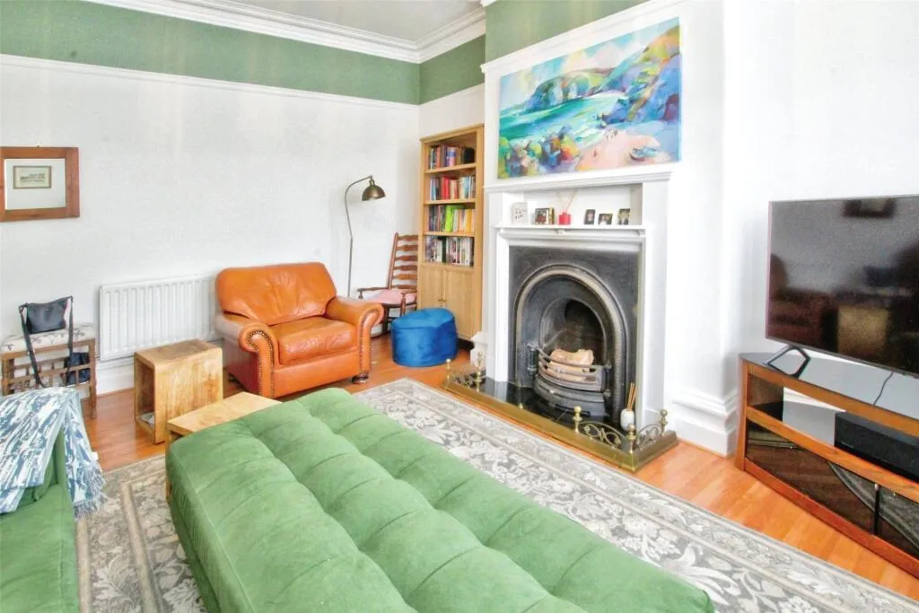 3 Bedroom House - Mid Terrace