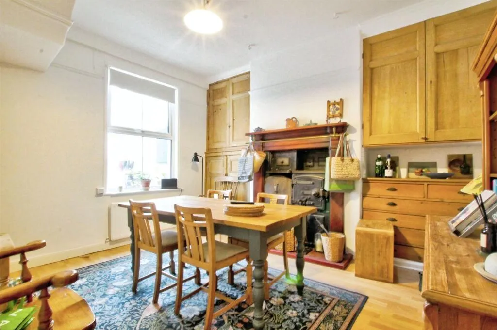 3 Bedroom House - Mid Terrace