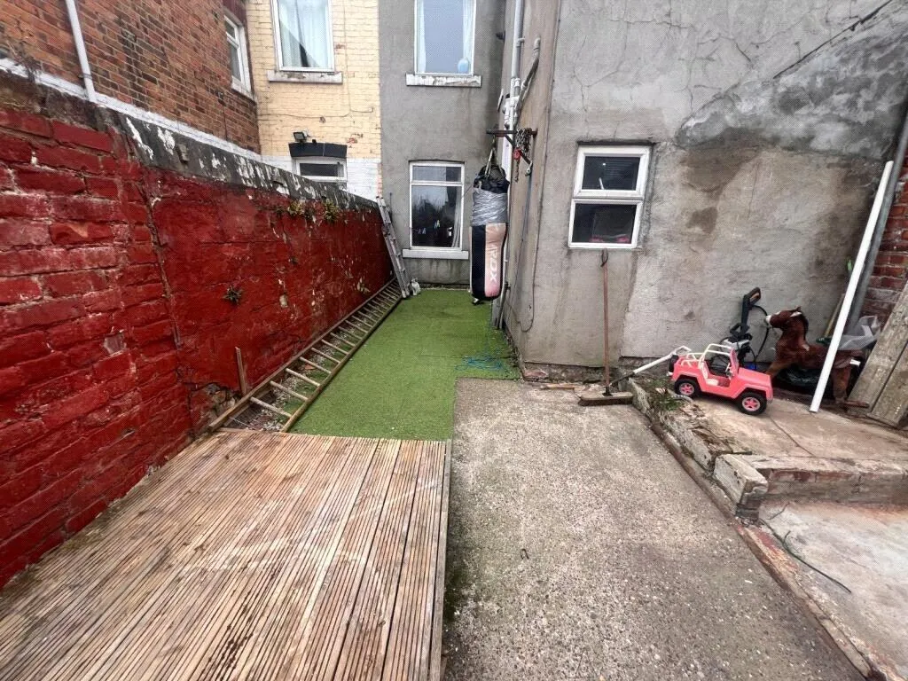 2 Bedroom House - Mid Terrace