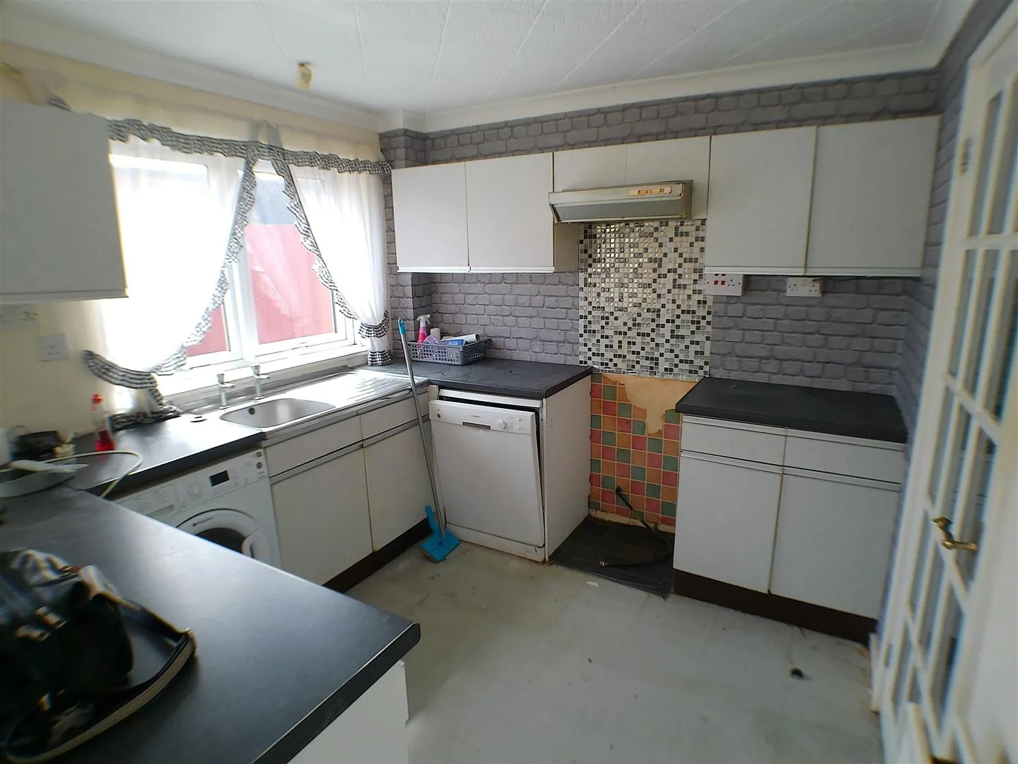 3 Bedroom House - Mid Terrace
