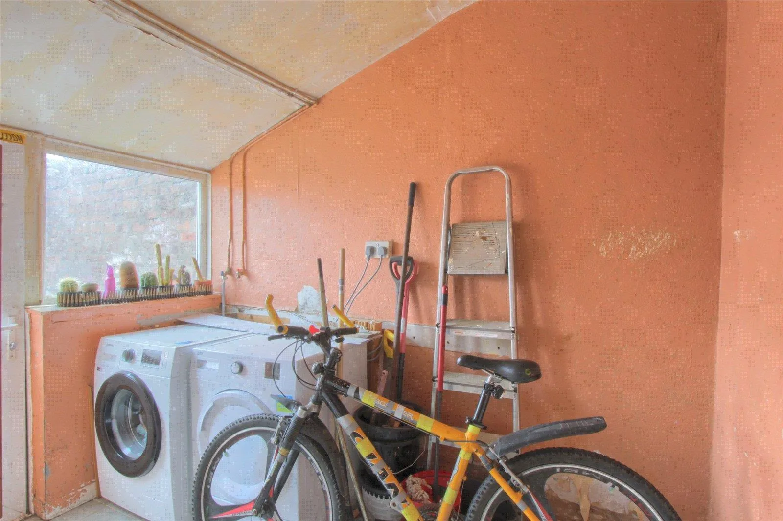 2 Bedroom House - Mid Terrace