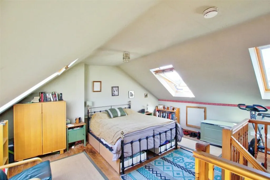 3 Bedroom House - Mid Terrace