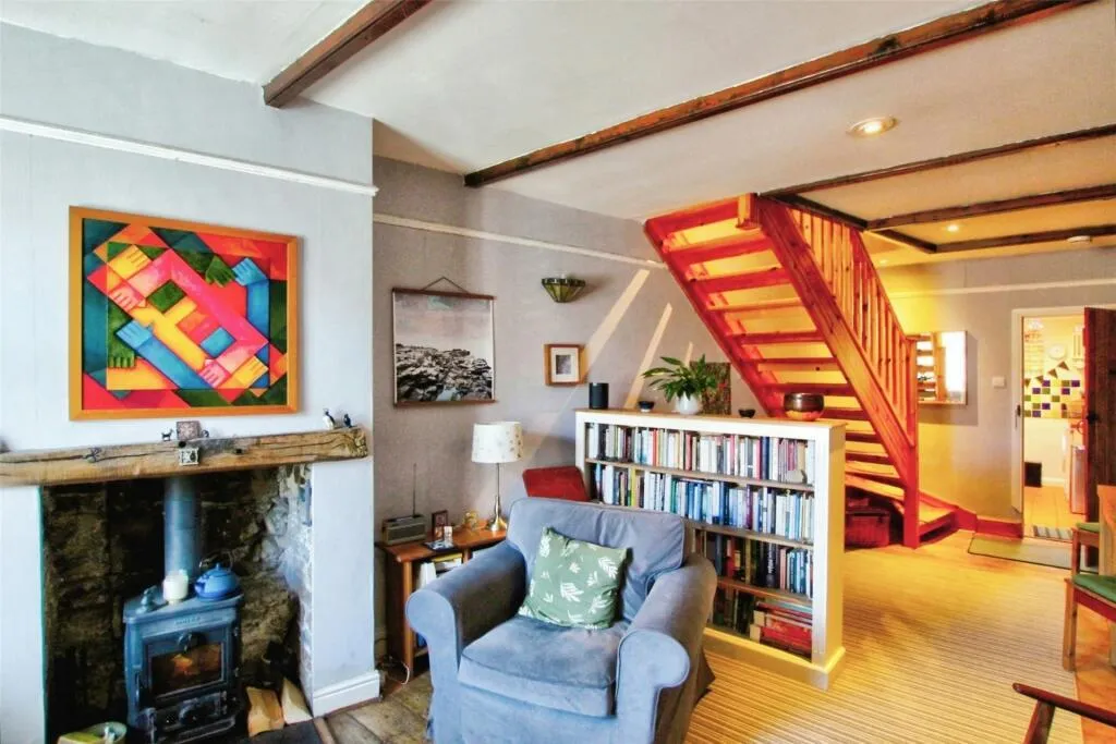 3 Bedroom House - Mid Terrace