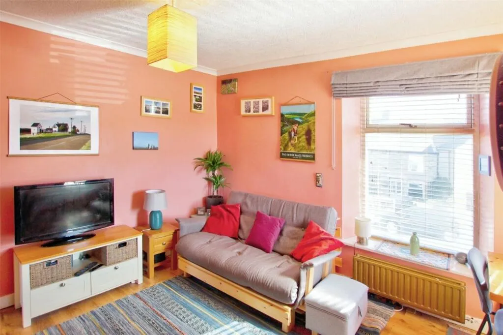 3 Bedroom House - Mid Terrace