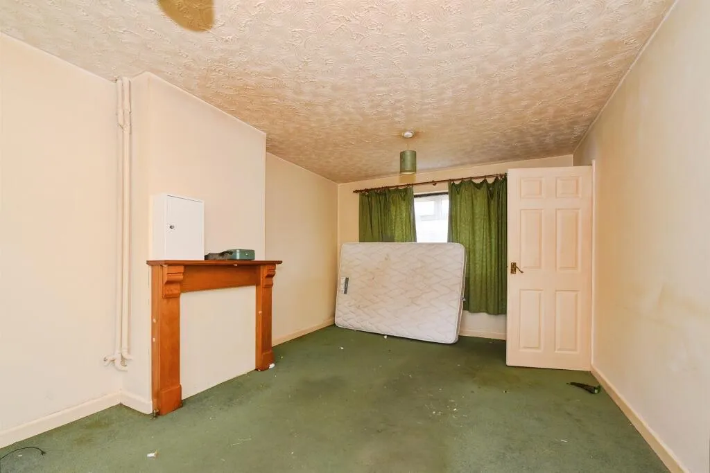 3 bed End of Terrace