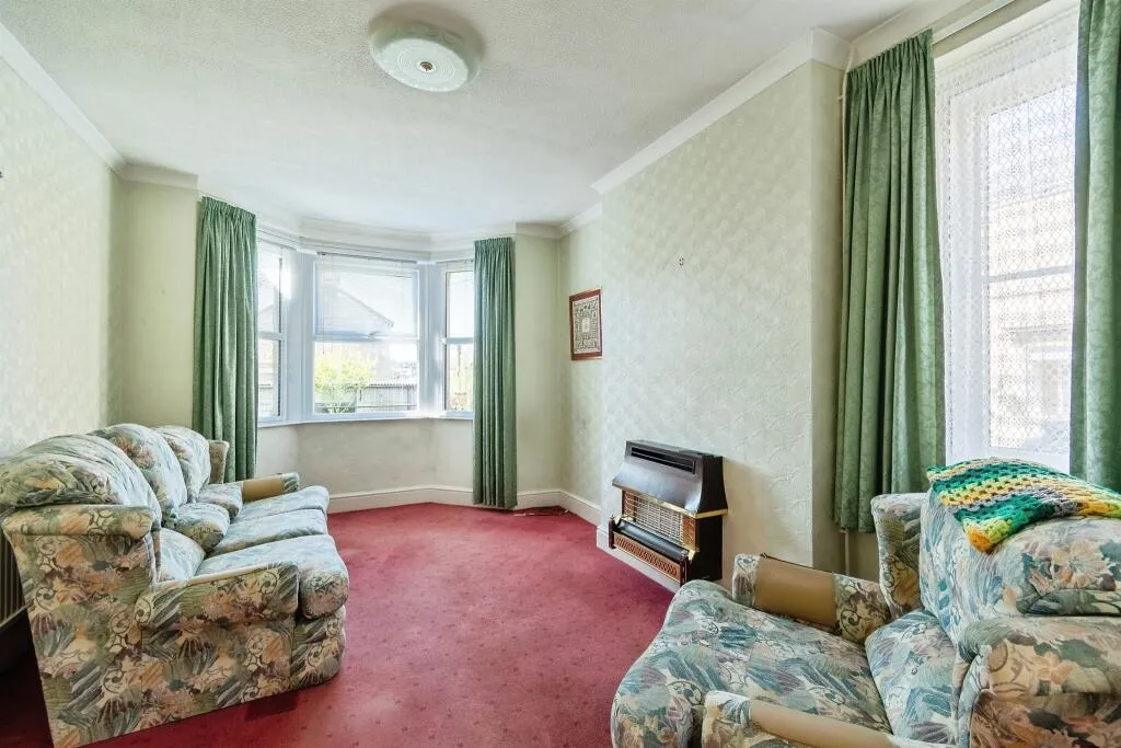 3 bed End of Terrace