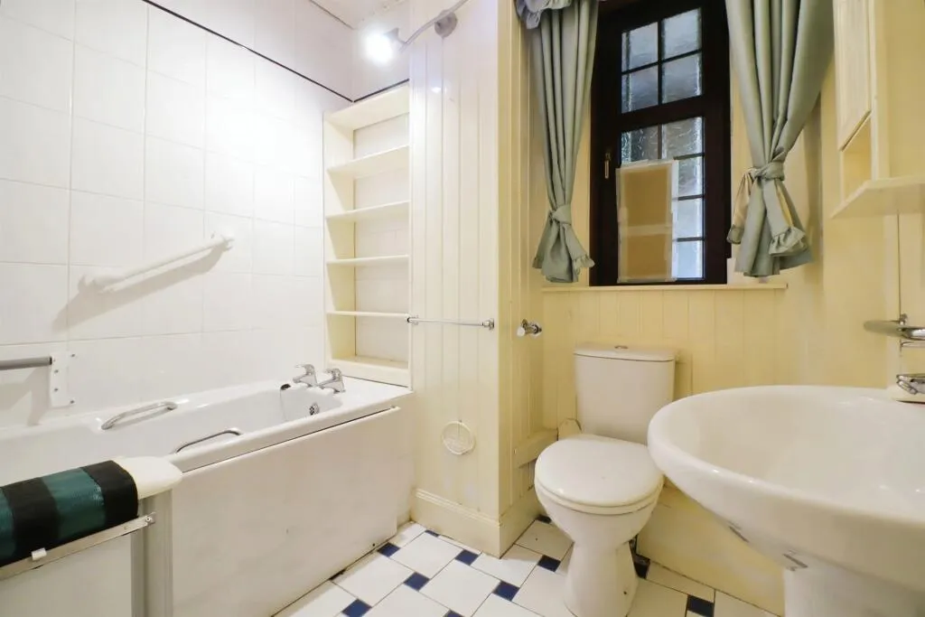 2 bed Ground Flat