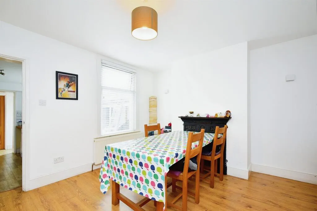 3 bed End of Terrace