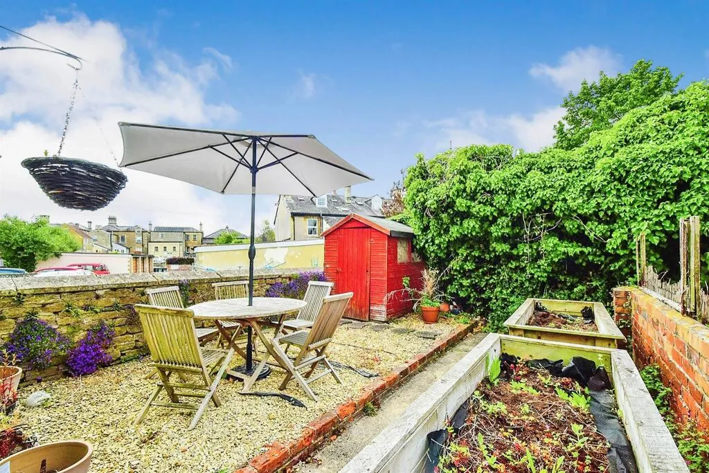 3 bed End of Terrace
