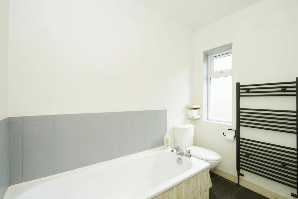 4 bed Semi-Detached Bungalow