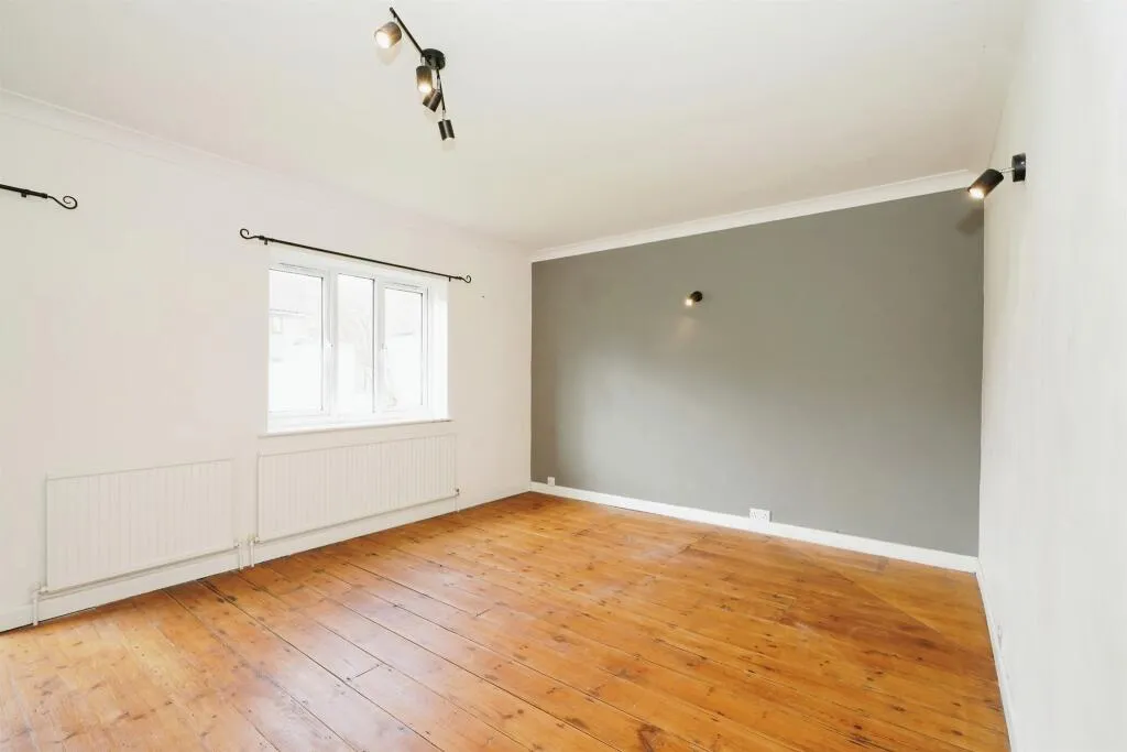 4 bed Semi-Detached Bungalow
