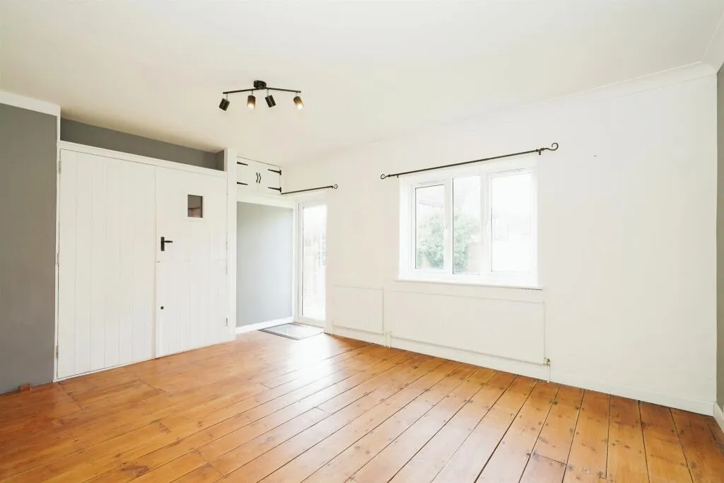 4 bed Semi-Detached Bungalow