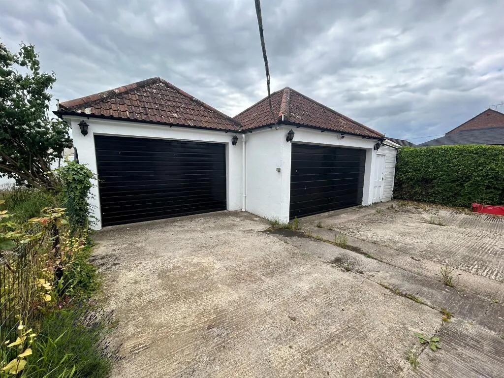 4 bed Semi-Detached Bungalow