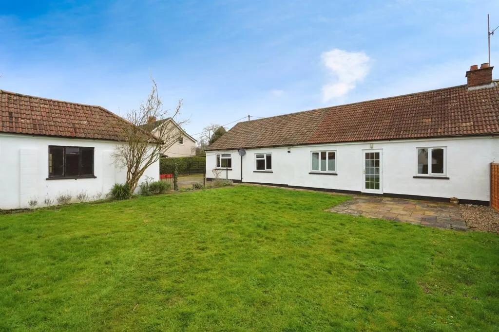 4 bed Semi-Detached Bungalow