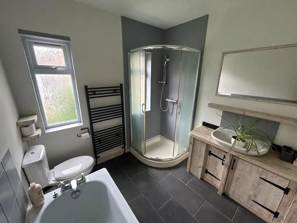 4 bed Semi-Detached Bungalow