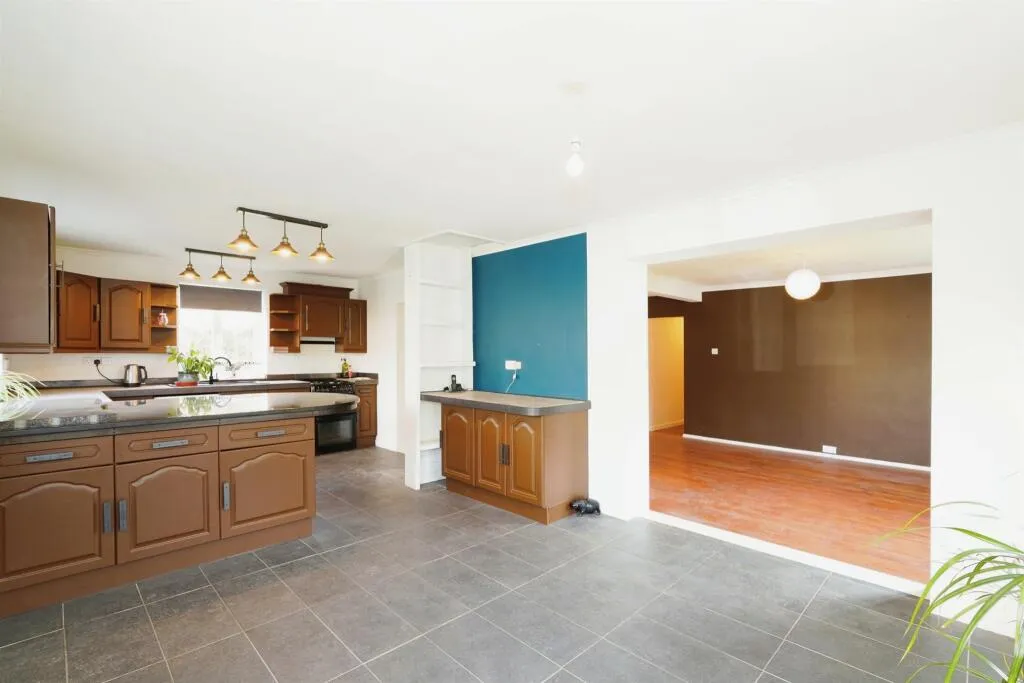 4 bed Semi-Detached Bungalow