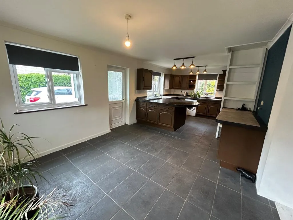 4 bed Semi-Detached Bungalow