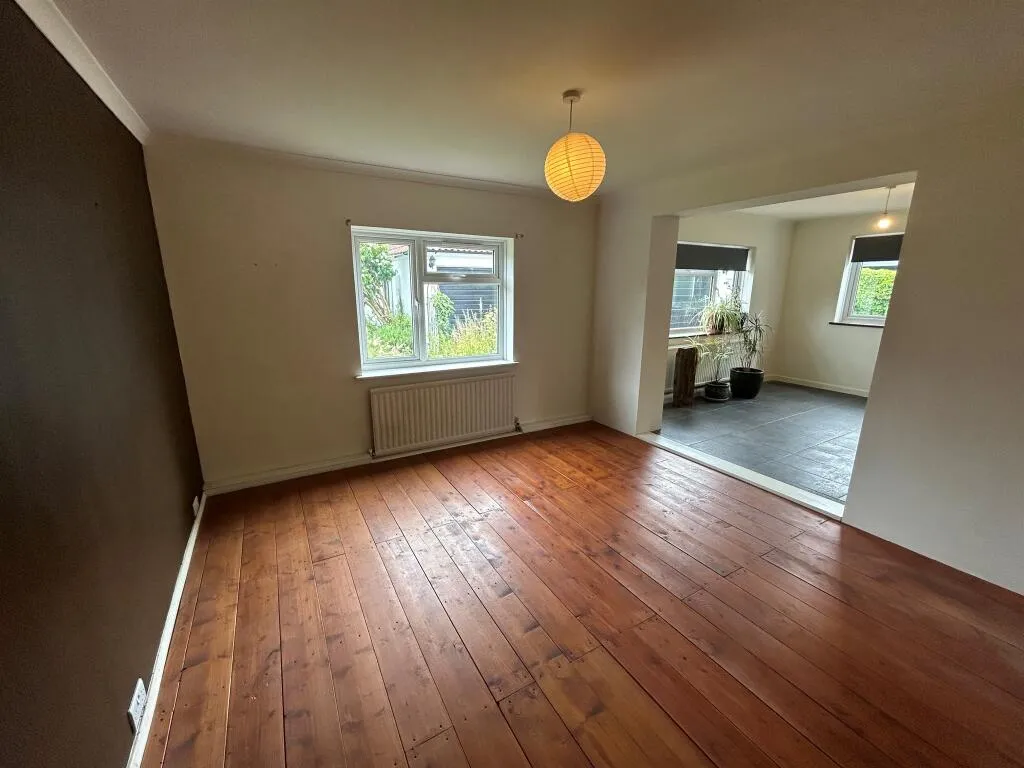 4 bed Semi-Detached Bungalow