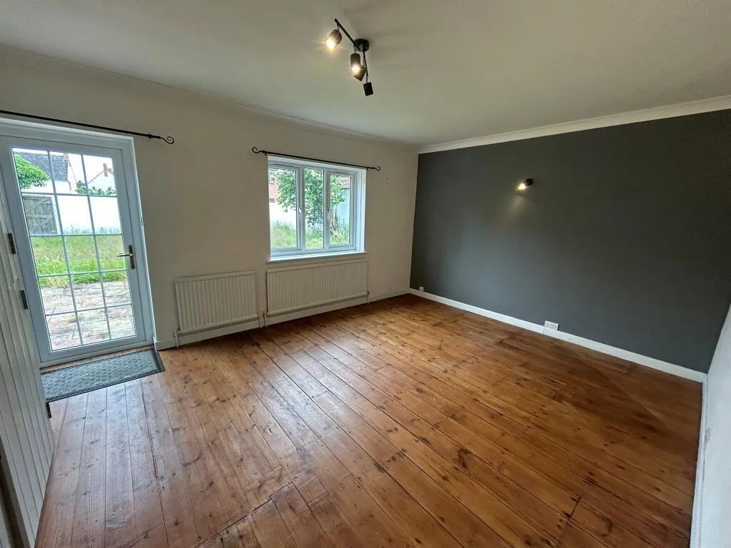 4 bed Semi-Detached Bungalow