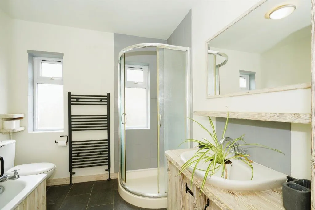 4 bed Semi-Detached Bungalow
