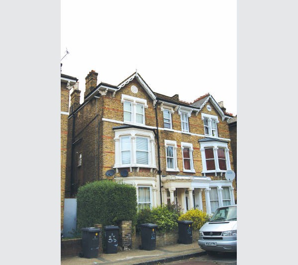 A Leasehold Self-Contained First Floor Studio Flat