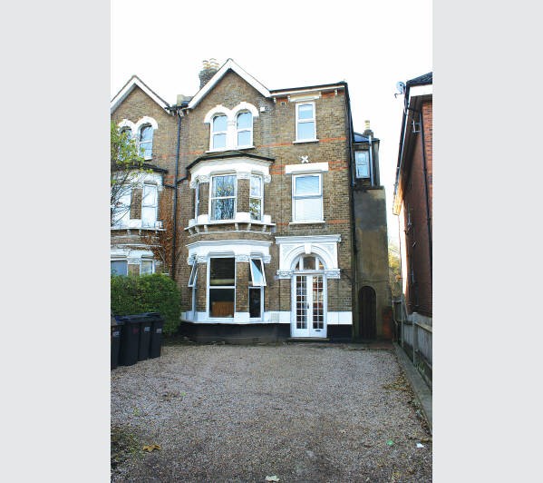 A Leasehold Self-Contained Second Floor Studio Flat