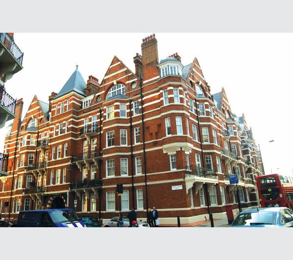 A Share of Freehold Self-Contained Purpose Built 
First Floor Flat