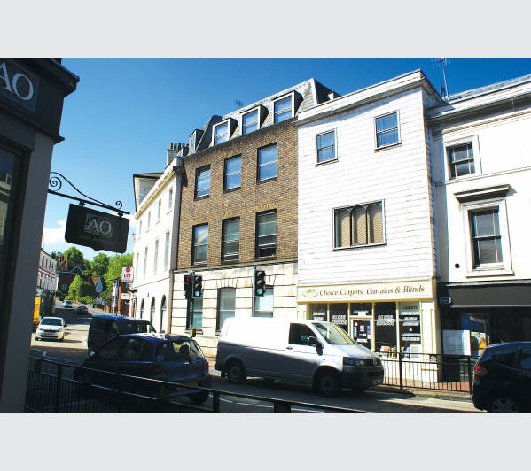 A Leasehold Self-Contained Second Floor Flat. Well located within Tunbridge Wells by The Pantiles. C