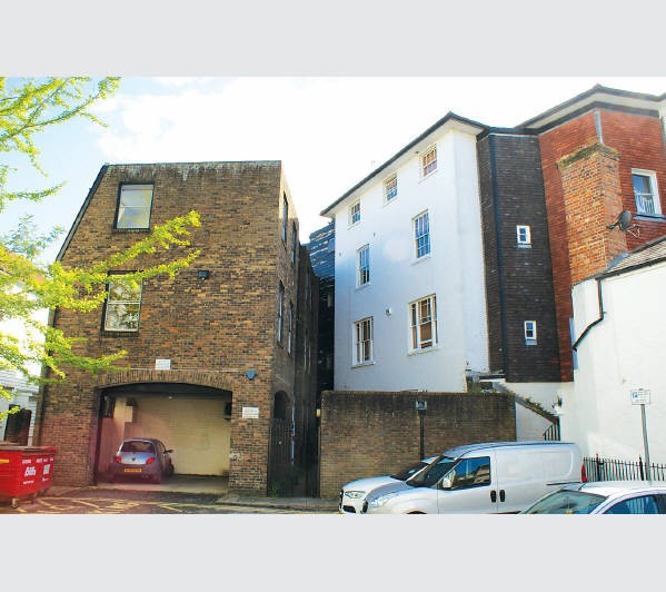 A Leasehold Self-Contained Second Floor Flat. Well located within Tunbridge Wells by The Pantiles. C