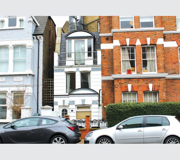 A Well Located Freehold End of Terrace Building