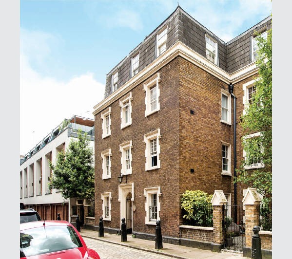 A Leasehold Self-Contained First Floor Flat subject to an Assured Shorthold Tenancy. Walking distanc