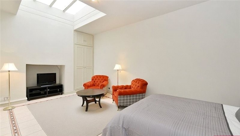  Leasehold Self Contained Lower Ground Floor Flat 