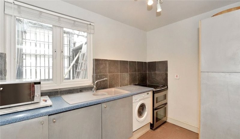  Leasehold Self Contained Lower Ground Floor Flat 