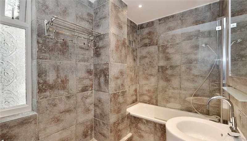 Leasehold Self Contained Lower Ground Floor Flat 