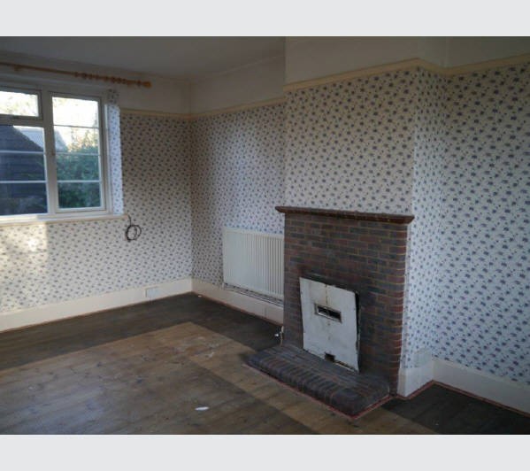 A Freehold Three Bedroom Mid Terrace House with Front and Rear Gardens