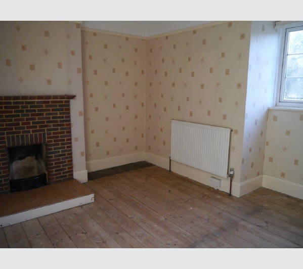 A Freehold Three Bedroom Mid Terrace House with Front and Rear Gardens