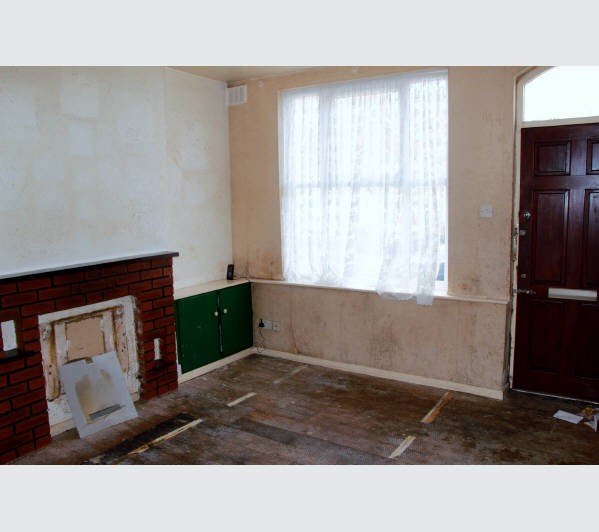 A Freehold End of Terrace House with Rear Garden