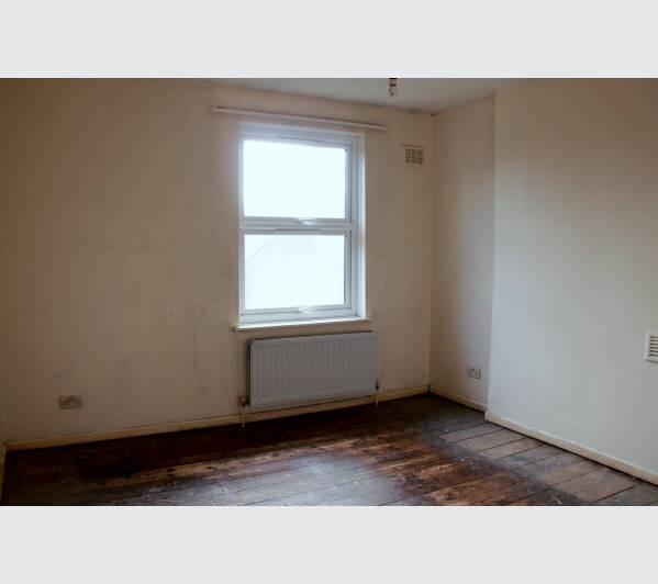 A Freehold End of Terrace House with Rear Garden