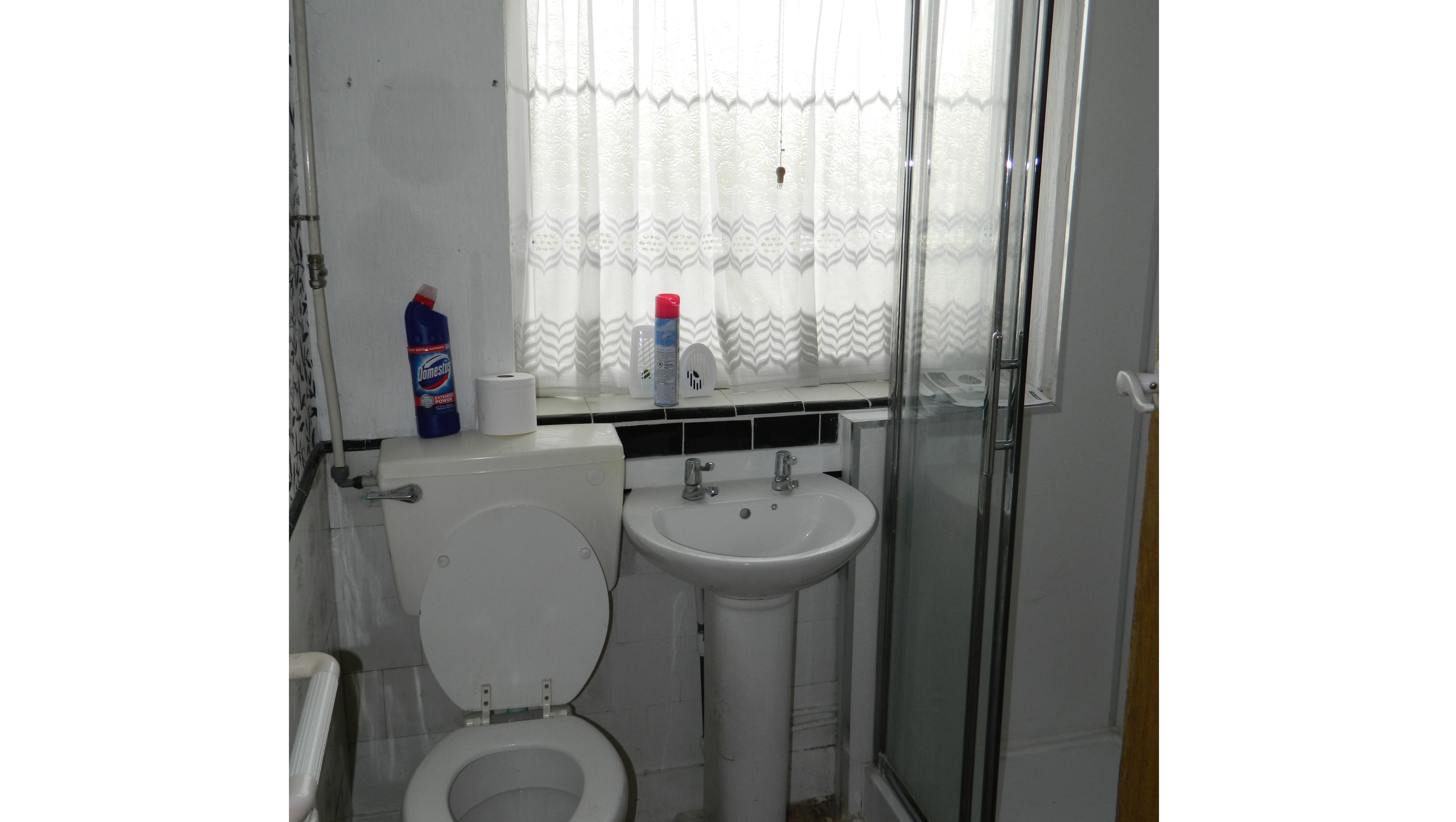 VACANT - Freehold Mid Terrace House