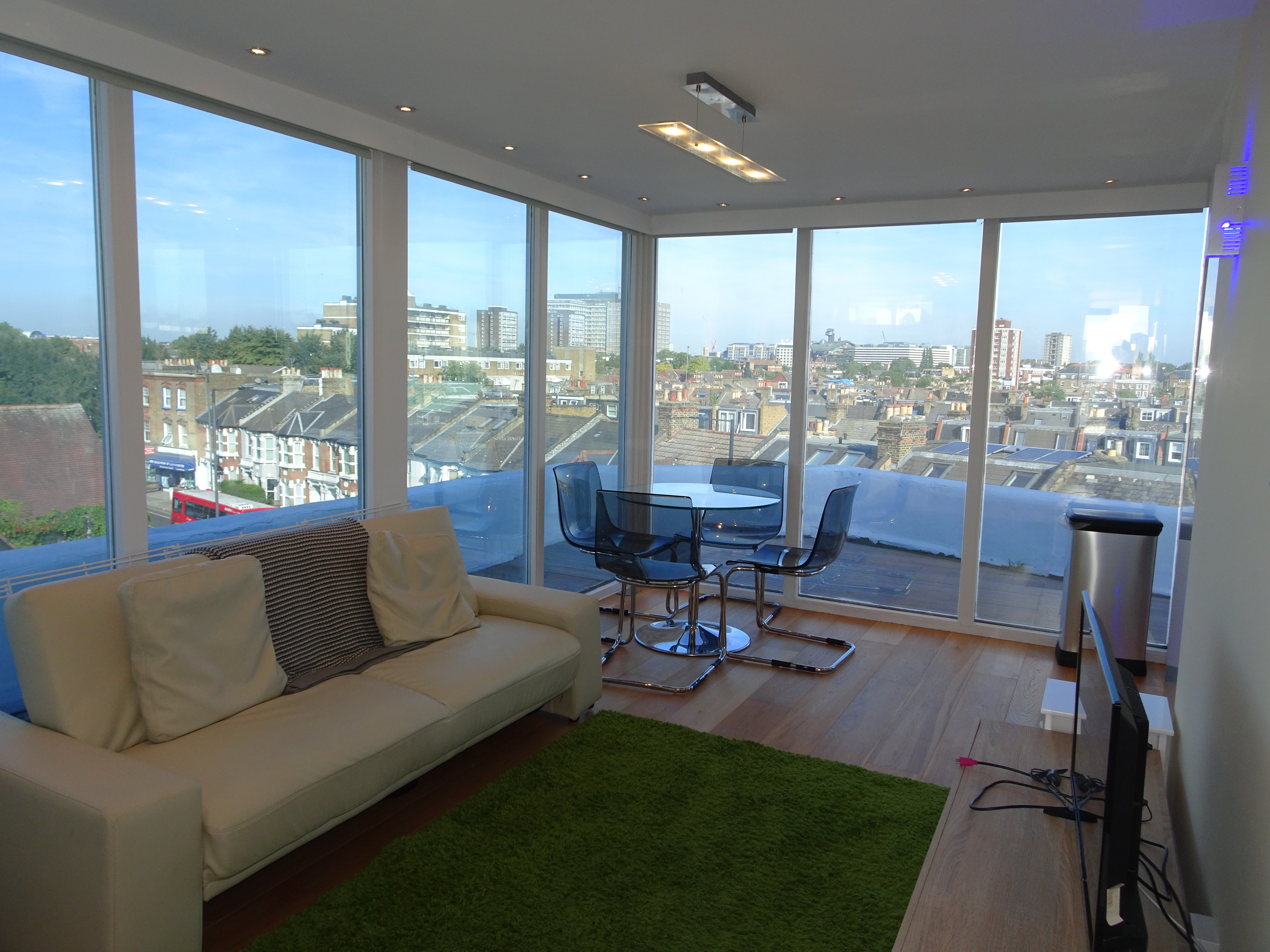 VACANT - Long Leasehold (Share of Freehold) Self Contained Third Floor Flat