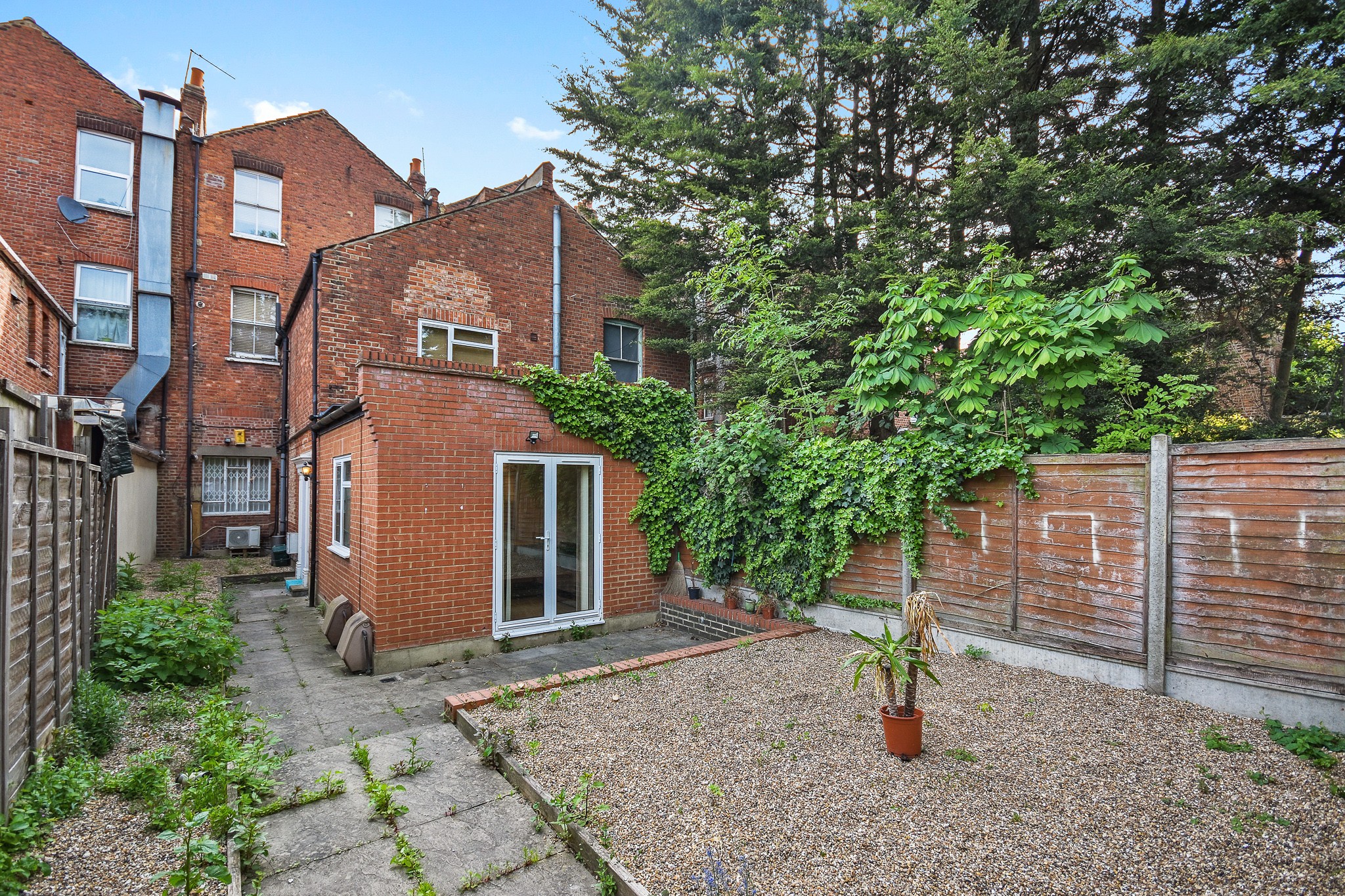 INVESTMENT - Freehold Mid Terrace Building