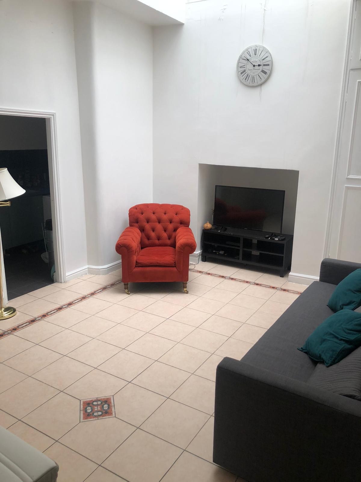 VACANT - Leasehold Self Contained Lower Ground Floor Flat