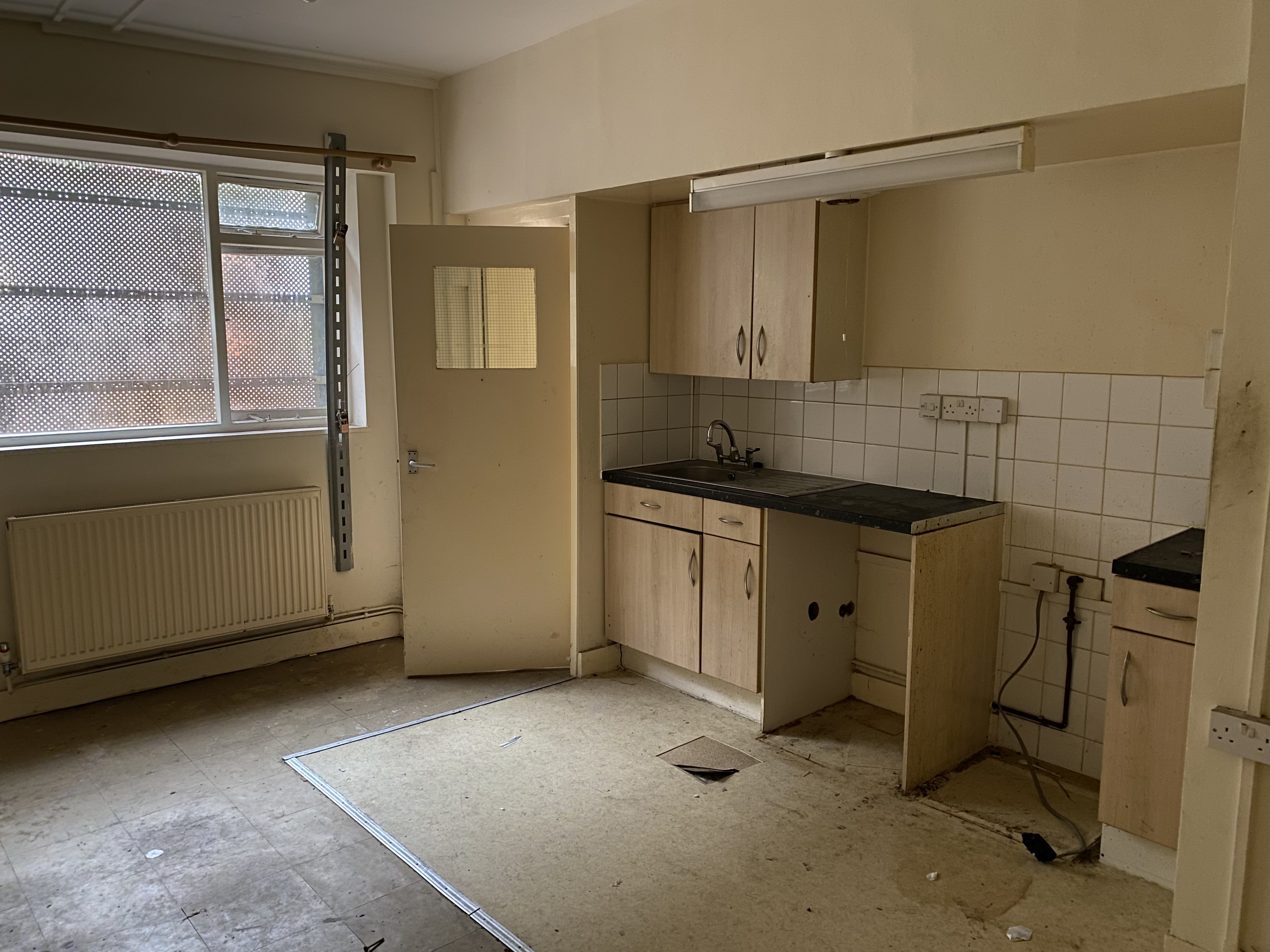 VACANT - Leasehold Self Contained Lower Ground Floor Flat