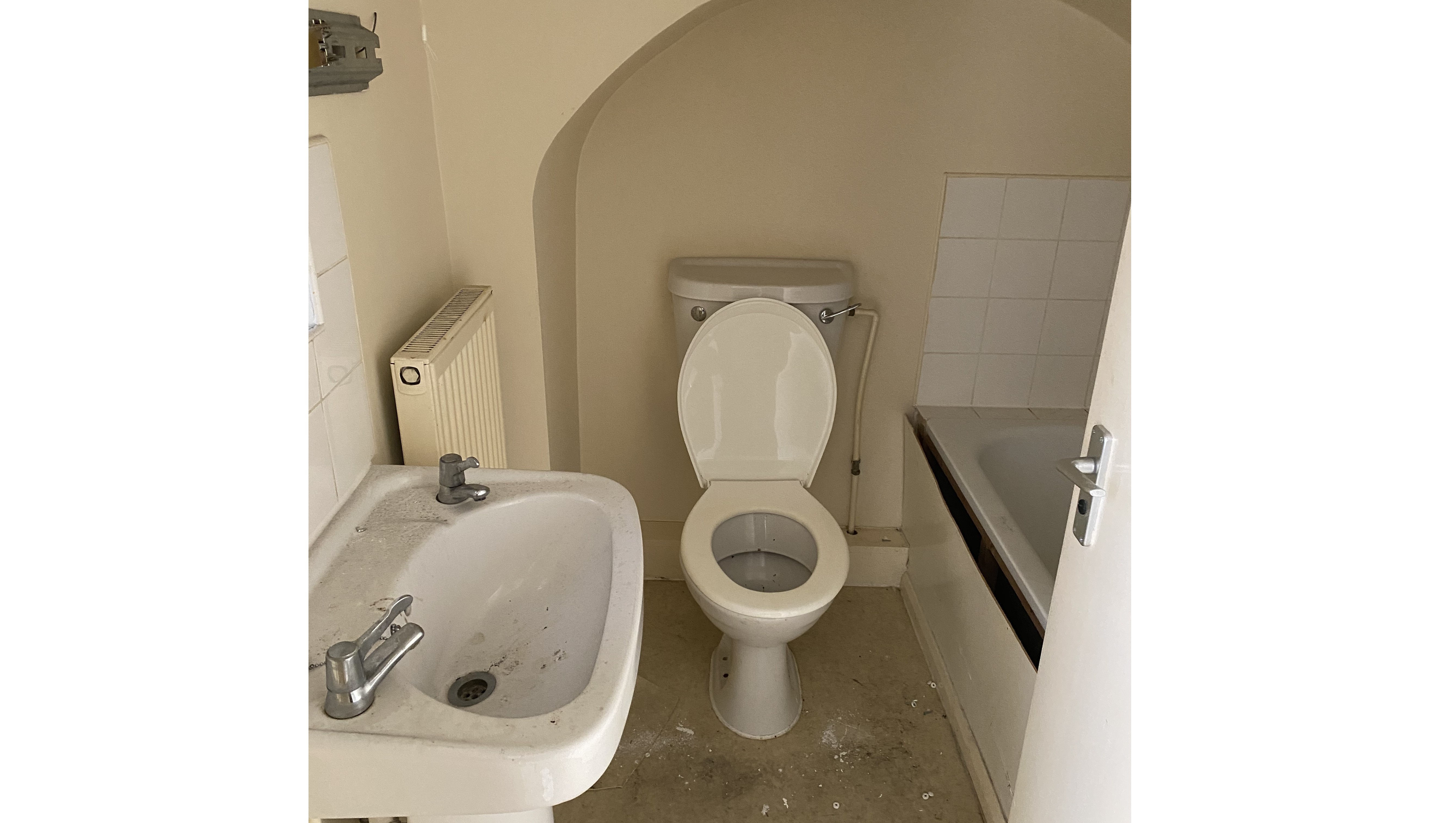 VACANT - Leasehold Self Contained Lower Ground Floor Flat