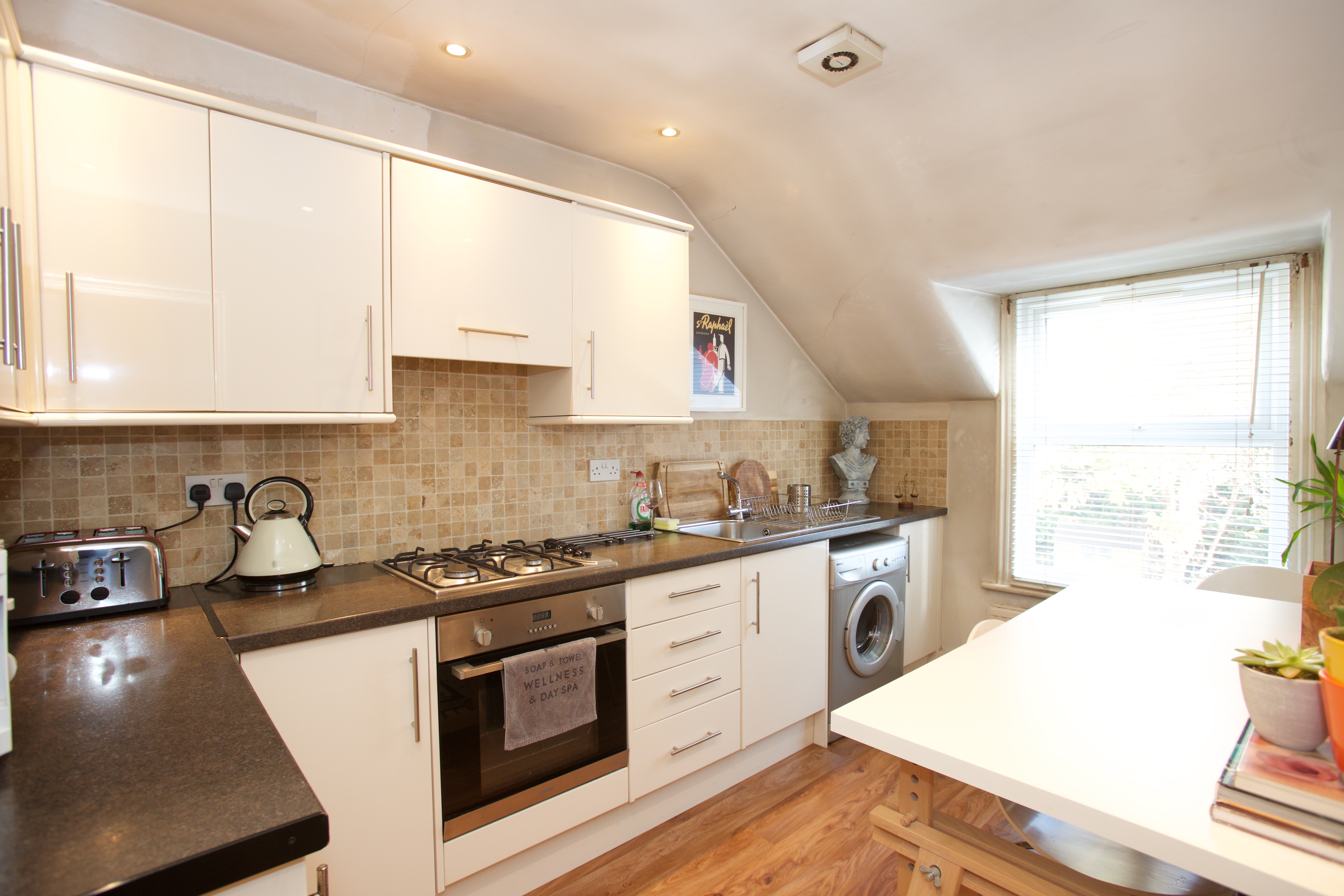 INVESTMENT - Leasehold Self Contained First Floor Flat